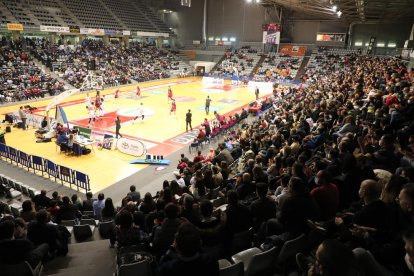 El Barris Nord va viure la millor entrada de la història del club amb 4.000 espectadors, el doble del que havia estat habitual en els darrers partits de la present temporada.