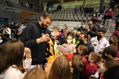 Marc Gasol va firmar autògrafs als aficionats lleidatans tot just acabar el partit