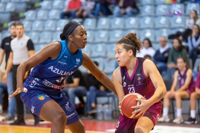 Boladeres intenta anotar ante la presión de Loureiro.