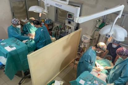 El grupo de especialistas, con Pablo Muriel, junto a algunos de los pacientes atendidos durante la campaña.