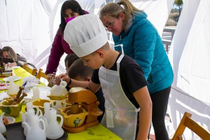 Los visitantes pudieron degustar y comprar aceite, trufas y otros alimentos de proximidad.