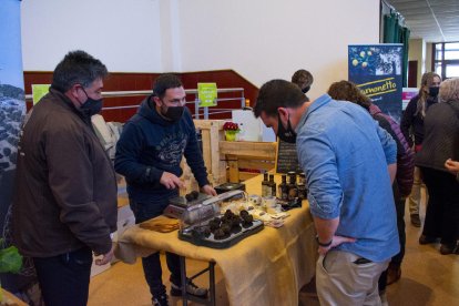 Los visitantes pudieron degustar y comprar aceite, trufas y otros alimentos de proximidad.