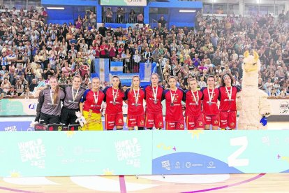 Anna Salvat, la segona per l'esquerra en l'entrega de medalles.