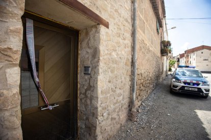 Els Mossos després d’escorcollar l’habitatge en què estava oculta la plantació.