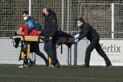 El lesionat Gaixas va haver de ser atès pels metges del Prat.