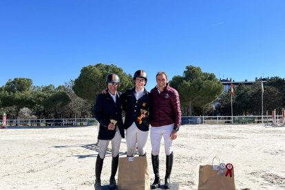 Piró, al centre, al costat d'Albert Hermoso, a la dreta, al podi