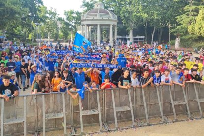 Antes del partido los aficionados ya animaban al equipo en el Aplec.