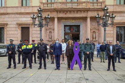 Els Mossos, en el moment de traslladar el detingut a la comissaria després de la detenció.