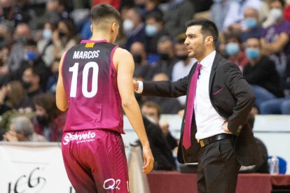 Els jugadors del Força Lleida celebren al final del partit la gran victòria contra l’Estudiantes.