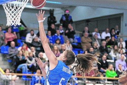 Montse Brotons lanza a canasta ante la croata Andrijana Cvitkovic.