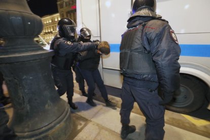 ONU. Ambaixadors davant de l’ONU posen amb una bandera ucraïnesa davant una reproducció del Gernika de Picasso.