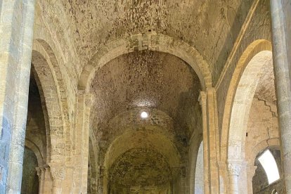 L'església de Santa maria és un exemple romànic de màxim nivell i per arribar-hi cal travessar el pont d'origen i perfil medievals
