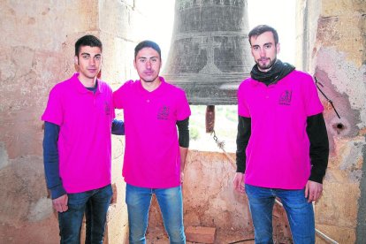 Los niños se lo pasaron en grande haciendo repicar las tres campanas instaladas en la plaza.