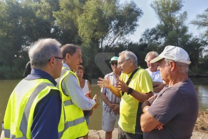 José Crespín parla amb un dels manifestants