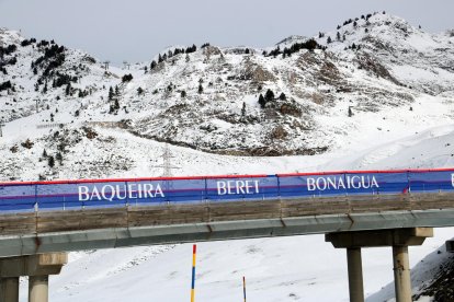 La nieve tiñe de blanco las estaciones de esquí del Pirineo