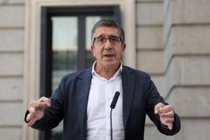 Sánchez tira de ministros y de veteranos del PSOE para renovar la cúpula del partido