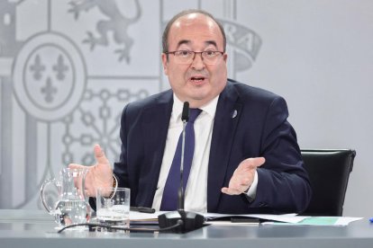 Sánchez tira de ministros y de veteranos del PSOE para renovar la cúpula del partido