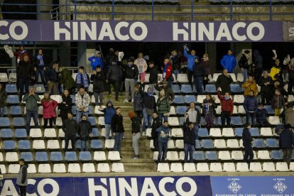Los jugadores del Lleida, sobre el césped del Camp d’Esports tras caer ante el Alzira el domingo.