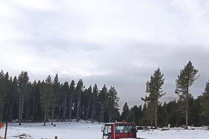 Dos aficionados se atrevieron ayer a esquiar en la zona de Baqueira.