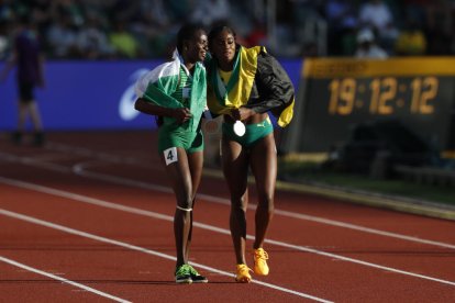 El sueco Armand Duplantis festeja su victoria y el récord mundial.