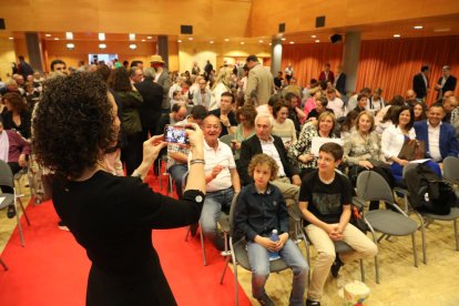Autoritats i actors, en una sala de Lo Casino plena de gom a gom.