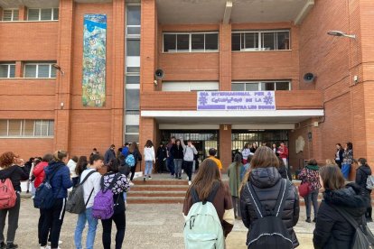 Acto del 25N en la entrada del INS Josep Vallverdú de Les Borges Blanques.