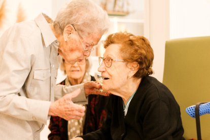 Homenatge a l’Albi - El director territorial de Drets Socials a Lleida, Joan Segura, va entregar ahir a la tarda la medalla centenària de la Generalitat a Amèlia Gerique, una veïna de l’Albi que va celebrar el 100 aniversari, molt ben acompa ...