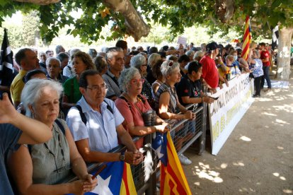 Més de 300 persones es concentren davant del Parlament contra la suspensió de Laura Borràs