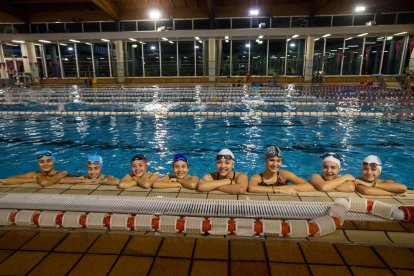 Nadadoras de la sección de artística del CN Lleida, durante el entrenamiento de ayer.