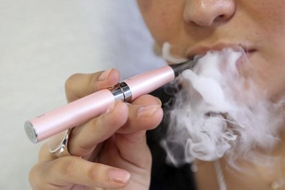 Imatge d'arxiu d'una dona fumant un cigarro electrònic