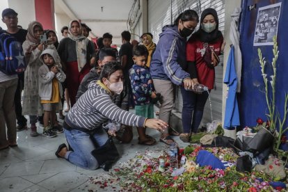 Tragedia en el fútbol en Indonesia: ¿qué se sabe y qué falta por esclarecer