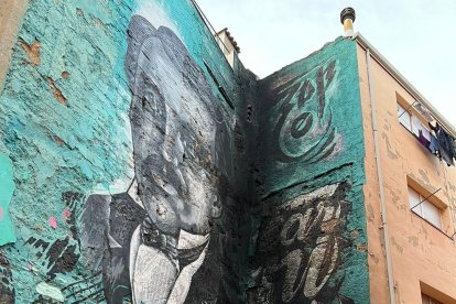 Alumnes de l’Escola Ondara i usuaris de l’Associació Alba van pintar ahir un nou mural.