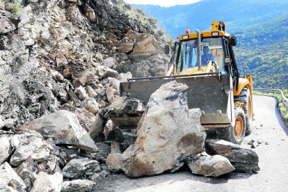 Rialp. Los operarios trabajaron ayer para retirar las grandes rocas que se desprendieron de una pendiente sobre la calzada de la carretera local que da acceso al núcleo de Caregue y garantizar la seguridad de la circulación.