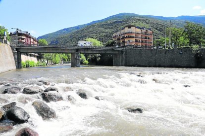 Sort. Las lluvias también provocaron un importante aumento del caudal de los ríos, cosa que permitirá que se incrementen las reservas de los embalses. Imagen de la Noguera Pallaresa ayer a su paso por Sort.