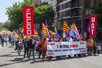 Apujar salaris, abaixar preus, repartir beneficis