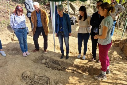 La consellera Lourdes Ciuró y el director de Memòria Democràtica, Antoni Font, ayer en Canturri.