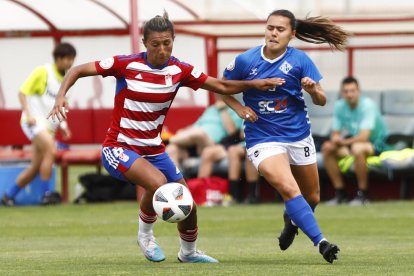 Lara Martínez lluita una pilota amb la uruguaiana Pamela, una de les més destacades del Granada.