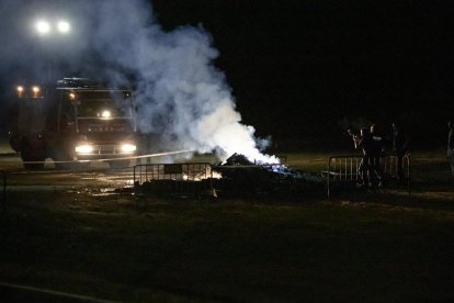 Bomberos y mossos, en la hoguera de Gimenells tras el siniestro.