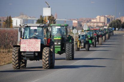 Tractores ayer en la explanada de la antigua Big-Ben de Golmés, uno de ellos con cadáveres de conejos.