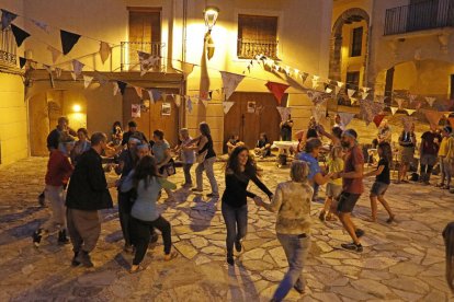 Los nuevos vecinos de Gerri de la Sal, con cintas azules en la cabeza y en el cuello, durante la fiesta de bienvenida que les ofreció el pueblo ayer por la tarde.