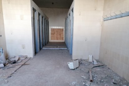 Restos de vegetación seca y desperdicios en la piscina infantil.