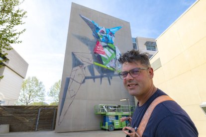David Esteban Hernández, 'Dadospuntocero', delante de su mural en el campus de Cappont.