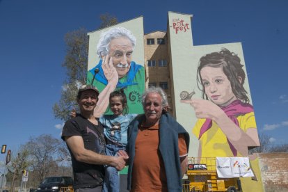 El artista Oriol Arumí y los protagonistas de su mural.
