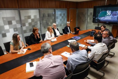 Mas Guix, tercera per l’esquerra, ahir a la planta de compostatge d’Alcarràs Bioproductors a Vallmanya.