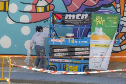 Después de una semana, los autores hacen los últimos retoques a sus obras.