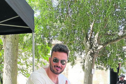 Joan Bertrand en una de las tomas del televisivo anuncio de Estrella Damm.