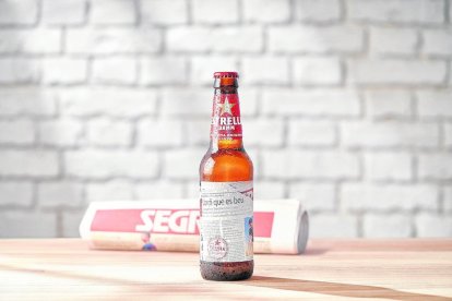 Joan Bertrand en una de las tomas del televisivo anuncio de Estrella Damm.