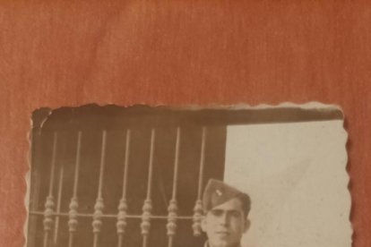 “Quan el cel es torna gris” - Nombre del documental que Oriol Andrés, Carlos Roiger y Guifré Muixí están preparando sobre el campo de concentración de la Seu Vella. En la imagen aparecen junto al historiador Gerard Pamplona y Estefanía ...