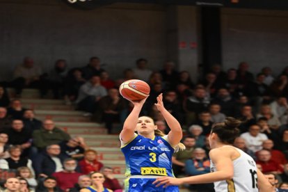 Ramette defensa davant l’avenç de la jugadora local Tanqueray.