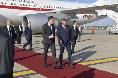 El presidente marroquí, Aziz Ajanuch, recibe a su homólogo español, Pedro Sánchez, en el aeropuerto.